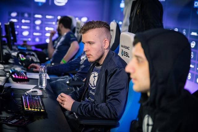 资讯两人往壕沟里一蹲，等着快递员来送货了